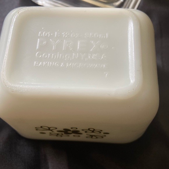 Pyrex container with lid - Picture 3 of 5